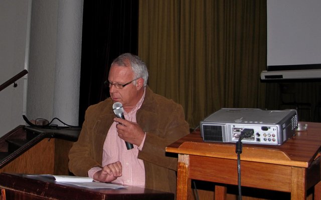 Badisa se voorsitter, ds Dirk van Dyk, is hier besig om Badisa se Jaarverslag aan die toehoorders voor te hou